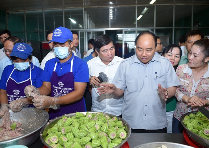 Thủ tướng thăm cơ sở chế biến suất ăn công nghiệp Tú Anh. Ảnh: VGP/Quang Hiếu